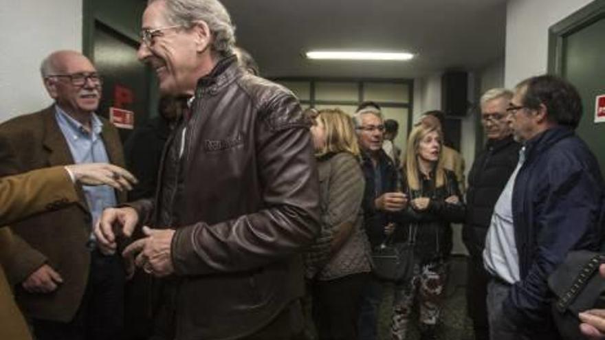 Andrés García Trillo saluda a los militantes junto a Franco, a la derecha de la imagen.