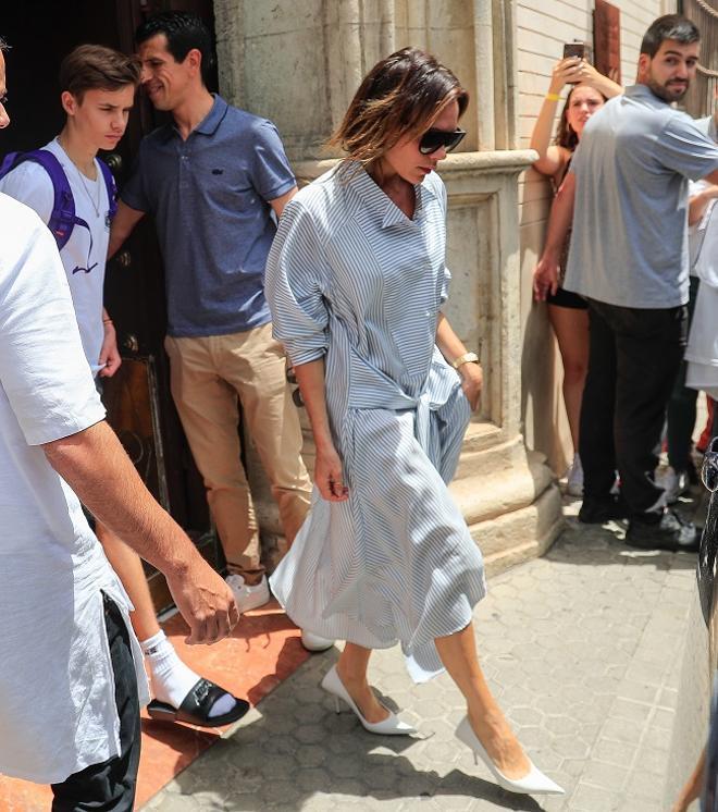 Victoria Beckham, con vestido camisero en Sevilla