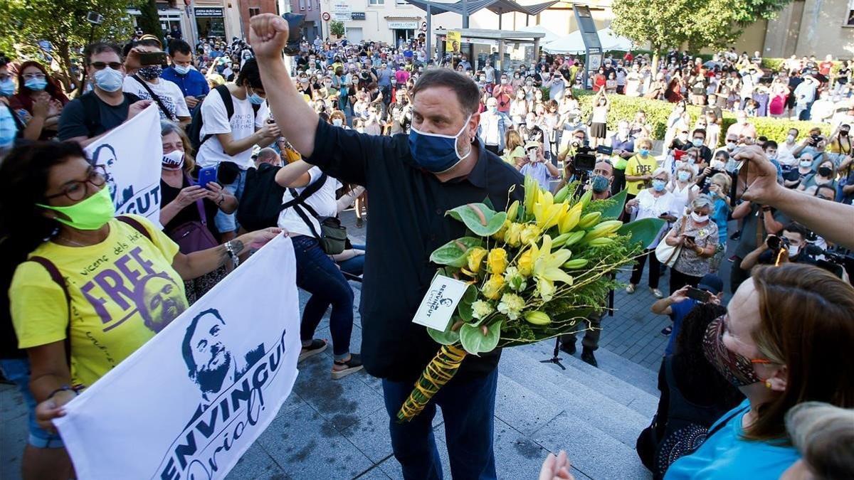 Oriol Junqueras saluda a vecinos de sant vicen dels Horts, el viernes, tras salir de la cácerl