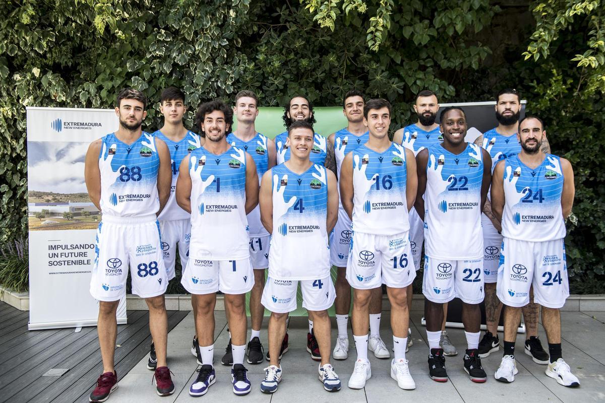 Los jugadores del Cáceres Patrimonio con la segunda equipación para la temporada 2023-2024.