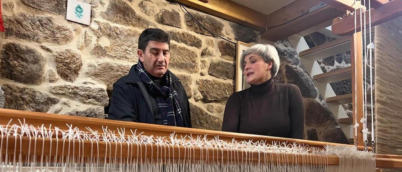 Inés Rodríguez explica a Pedro Blanco, delegado del Gobierno en Galicia el funcionamiento del telar de su taller en Allariz.