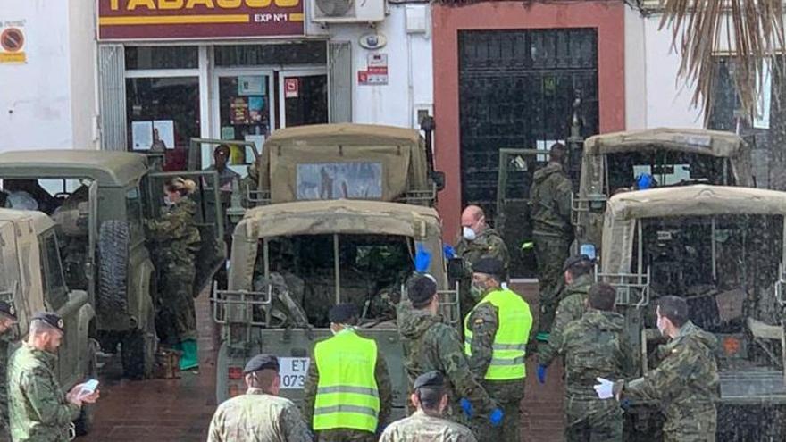 Coronavirus en Córdoba: la Brigada desinfecta un centro de mayores de Priego