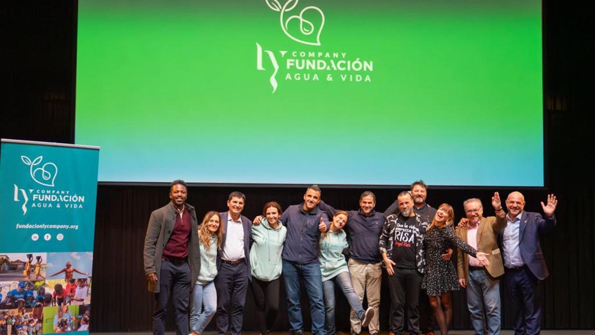 El presidente de la Fundación Ly Company Agua y Vida, Curro Rodríguez, y la madrina, Ruth Sarabia, junto al resto del equipo y colaboradores del acto.