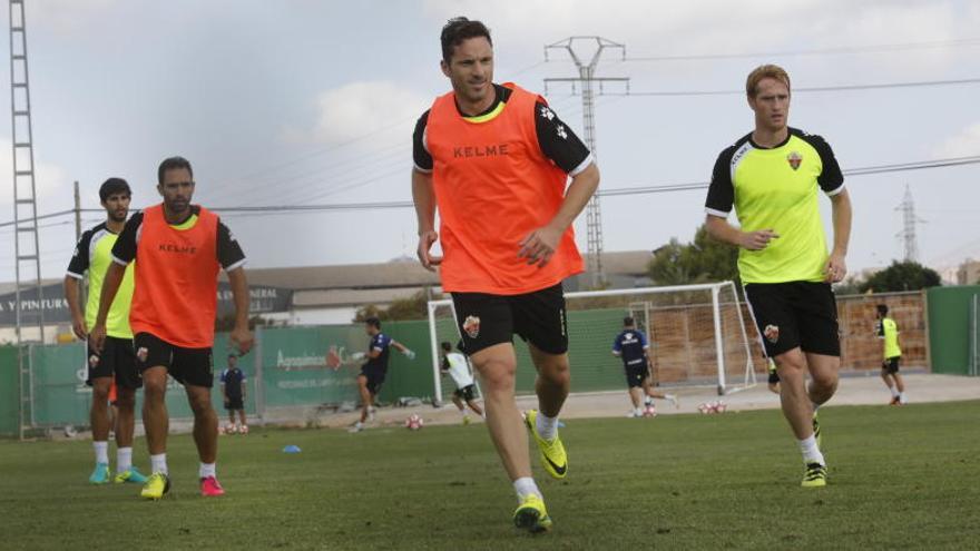 Edu Albacar, en el entrenamiento de esta mañana, junto a Álex Fernández, Lolo y José Ángel