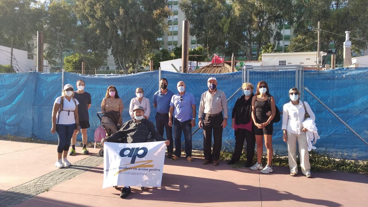 Representantes vecinales, delante de la parcela en obras de calle Quitapenas.