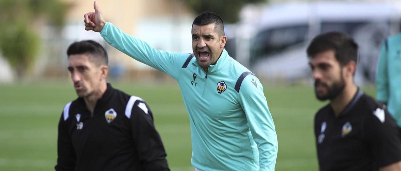 Rubén Torrecilla, muy enérgico, en un entrenamiento de esta semana en las instalaciones de Marina d’Or.