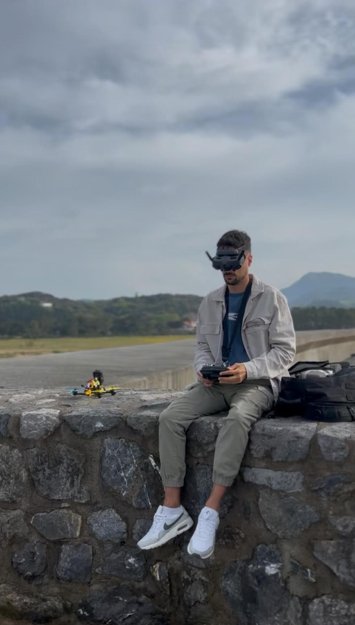 Asier Vaquero pilota un dron.