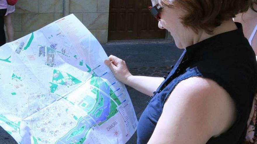 Una turista consulta el mapa de la ciudad de Zamora.