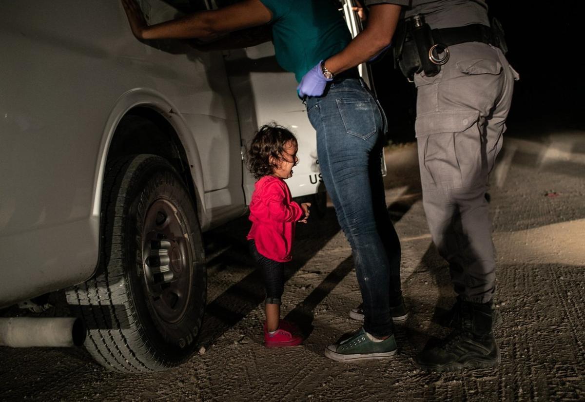 EPA3031. MCALLEN (ESTADOS UNIDOS), 11/04/2019.- Fotografía tomada por John Moore el 12 de junio de 2018, y cedida por la organización World Press Photo (WPP), que muestra a una solicitante de asilo hondureña de dos años que llora mientras su madre es registrada y detenida cerca de la frontera con México, en McAllen, en Texas (EE. UU.). Habían atravesado el río Grande desde México y habían sido detenidos por agentes de la Patrulla Fronteriza de los Estados Unidos antes de ser enviados a un centro de procesamiento. La semana siguiente la administración de Trump, bajo la presión del público y de los legisladores, puso fin a su política de separar a niños inmigrantes de sus padres en la frontera entre Estados Unidos y México. Aunque la niña y su madre permanecieron juntas, fueron enviadas a una serie de centros de detención antes de ser liberadas semanas más tarde, en espera de una futura audiencia de asilo. La fotografía ganó el 11 de abril de 2019 el premio a fotografía del año en el con