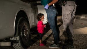EPA3031. MCALLEN (ESTADOS UNIDOS), 11/04/2019.- Fotografía tomada por John Moore el 12 de junio de 2018, y cedida por la organización World Press Photo (WPP), que muestra a una solicitante de asilo hondureña de dos años que llora mientras su madre es registrada y detenida cerca de la frontera con México, en McAllen, en Texas (EE. UU.). Habían atravesado el río Grande desde México y habían sido detenidos por agentes de la Patrulla Fronteriza de los Estados Unidos antes de ser enviados a un centro de procesamiento. La semana siguiente la administración de Trump, bajo la presión del público y de los legisladores, puso fin a su política de separar a niños inmigrantes de sus padres en la frontera entre Estados Unidos y México. Aunque la niña y su madre permanecieron juntas, fueron enviadas a una serie de centros de detención antes de ser liberadas semanas más tarde, en espera de una futura audiencia de asilo. La fotografía ganó el 11 de abril de 2019 el premio a fotografía del año en el con