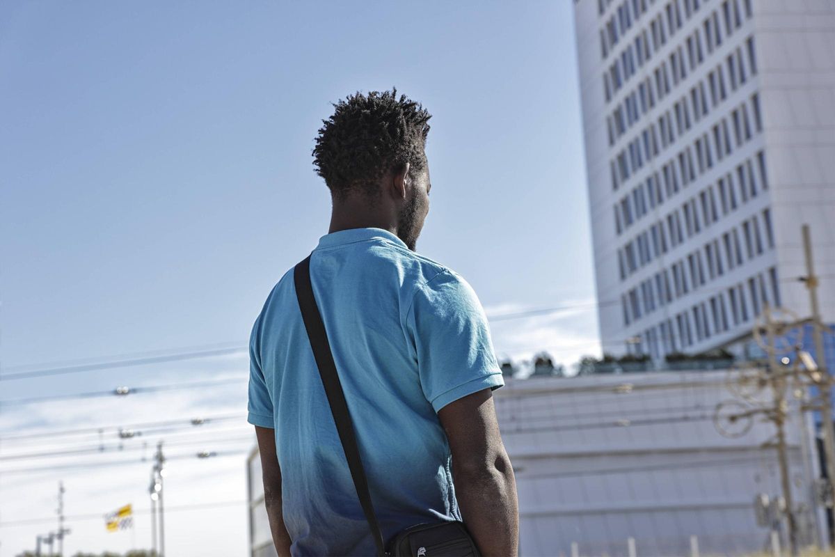 Samba, un joven burkinés de 20 años que ha sido rescatado de una patera en Las Canarias, este viernes en una ciudad metropolitana.