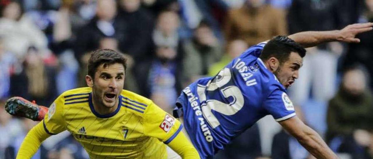 Kecojevic y Joselu disputan un balón aéreo durante el Oviedo-Cádiz de esta temporada.