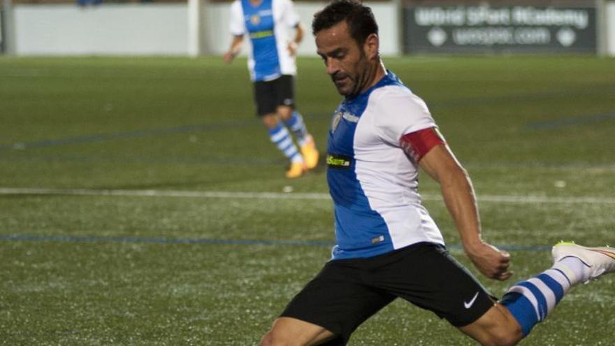 El capitán Paco Peña durante un encuentro de la presente campaña