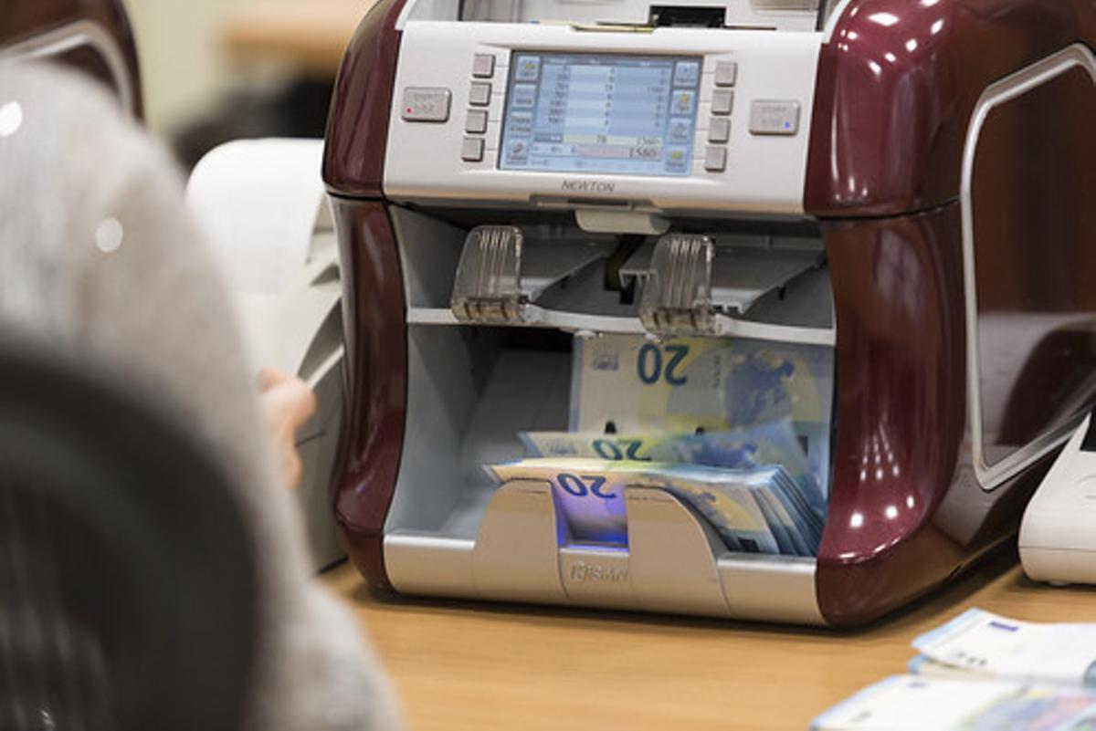 Una de las máquinas empleadas en el Banco de España para los billetes de euro.