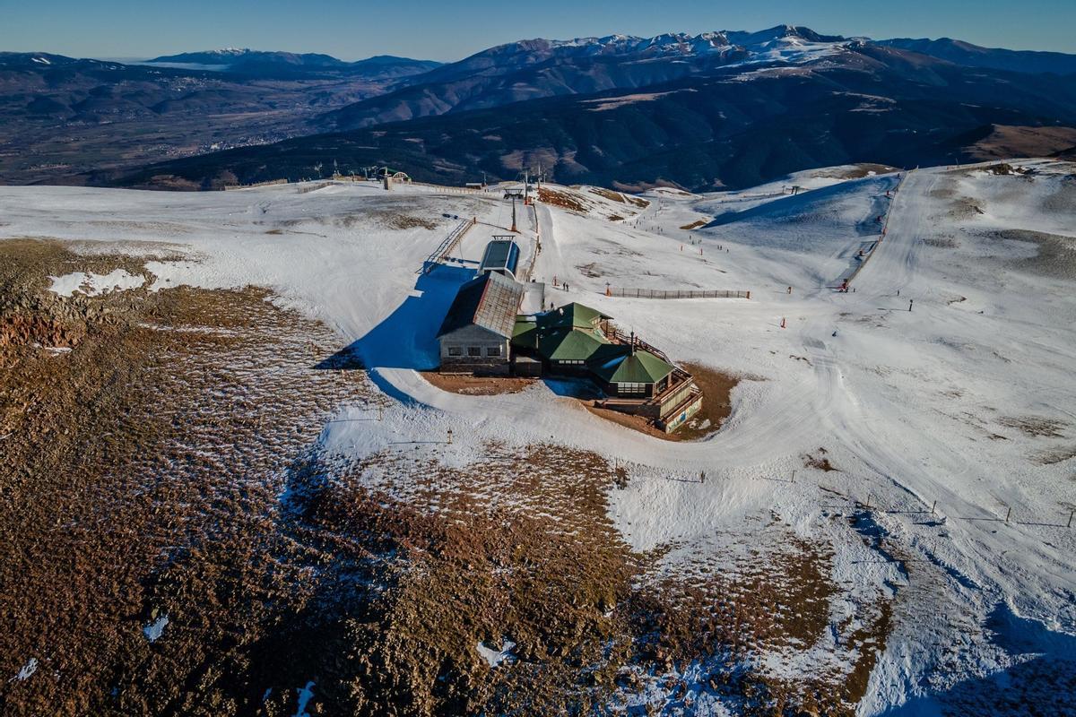 El aumento de las temperaturas significa que la gran mayoría de las estaciones de esquí del mundo ya dependen de la nieve artificial para aumentar la capa de nieve y prolongar la temporada, pero una racha récord de clima templado a fines de diciembre significa que incluso la nieve artificial ya no es posible en algunas áreas como en La Molina