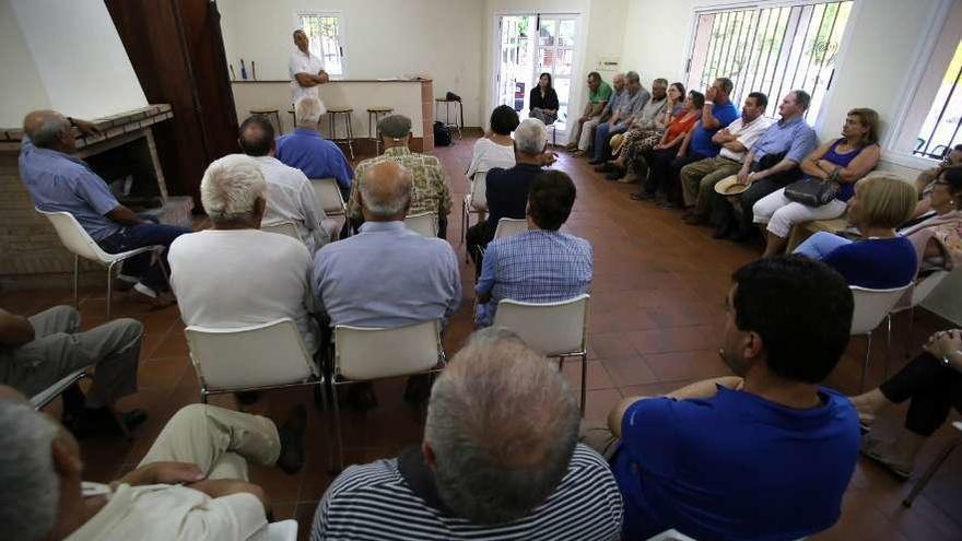 Reunión anterior de la Asociación de Veciños San Martiño por el contencioso del templo. // Bernabé/Gutier
