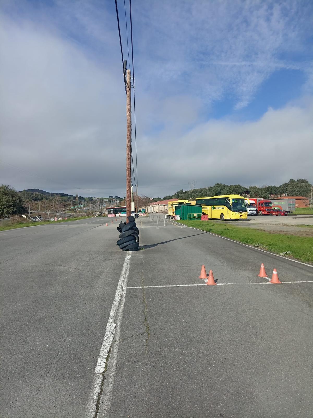 Instalación eléctrica en medio de la pista para exámenes de ciclomotor en Plasencia.