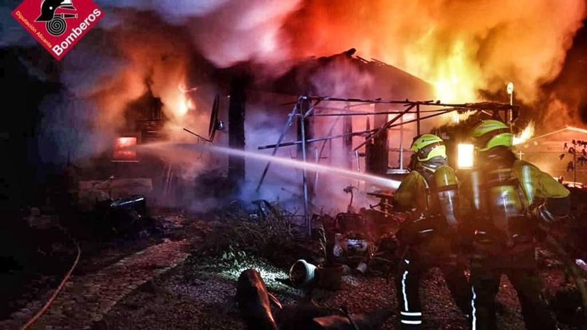 Bomberos tratando de apagar las llamas en el incendio ocurrido en Benidoleig.