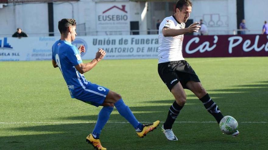 Saavedra despeja el balón ante el delantero de la Ponferradina Rayco.