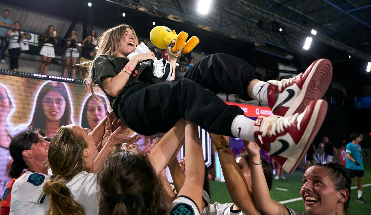 Las jugadoras de PIO Femenil mantean a la presidenta del equipo, la ’streamer’ mexicana Samy Rivera.