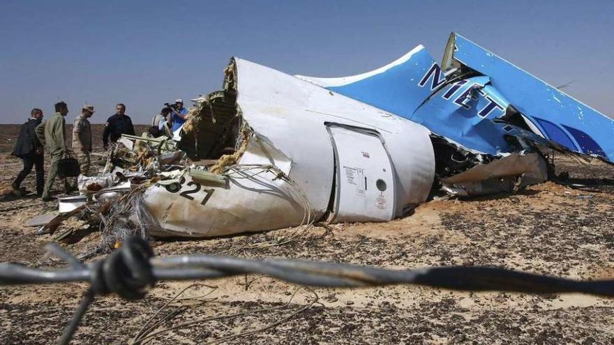 Restos del fuselaje del avión siniestrado en la península del Sinaí.
