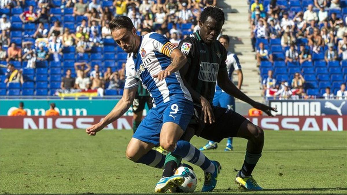 Sergio García y Nosa pugnan por el balon en la última visita del Betis a Cornellà, en septiembre del 2013.