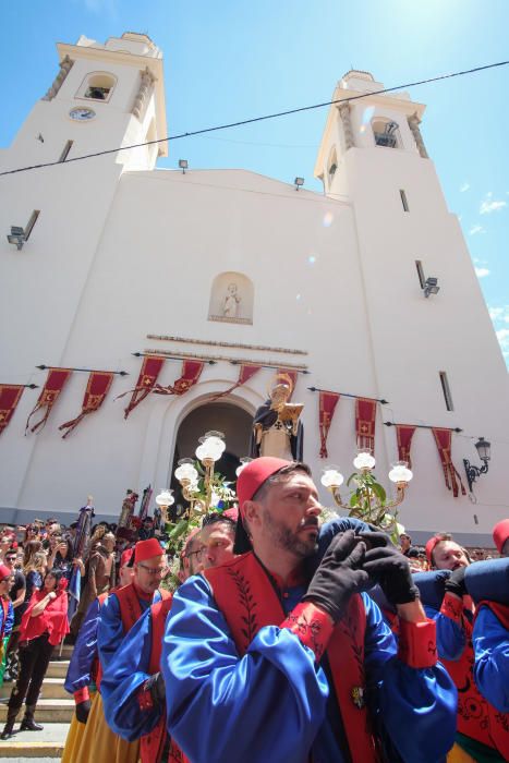 La imagen de San Antón vuelve a presidir el altar mayor de la iglesia de Santa Ana.