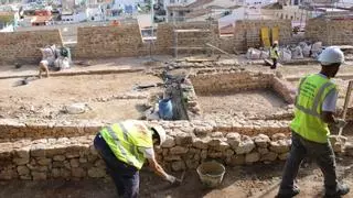 Las murallas del castillo de Dénia que miran al mar recuperan su esplendor