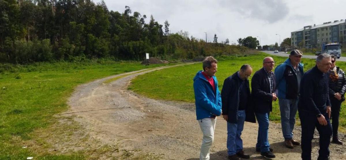 Muíños, tercero por la izqda., en el terreno de la futura residencia / c.