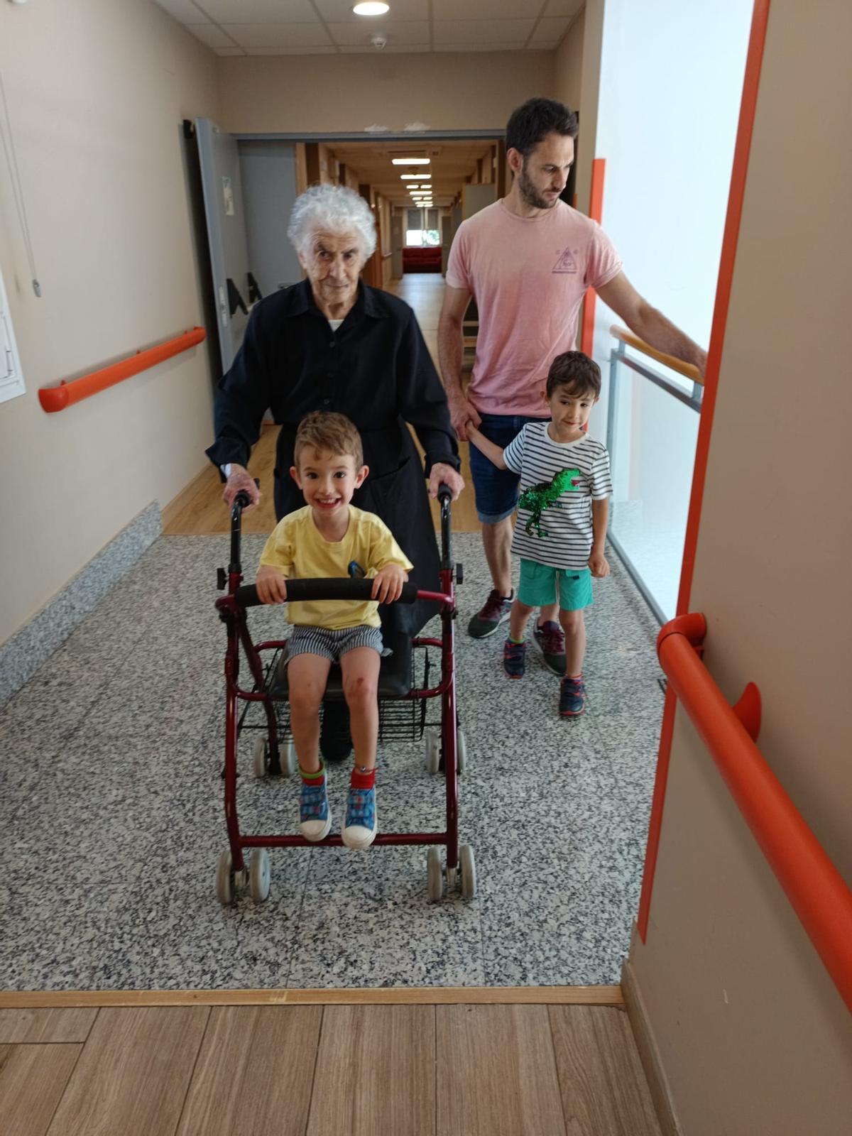 Celebración del centenario de María González Vara en al residencia de Rbanales junto a sus familiares.