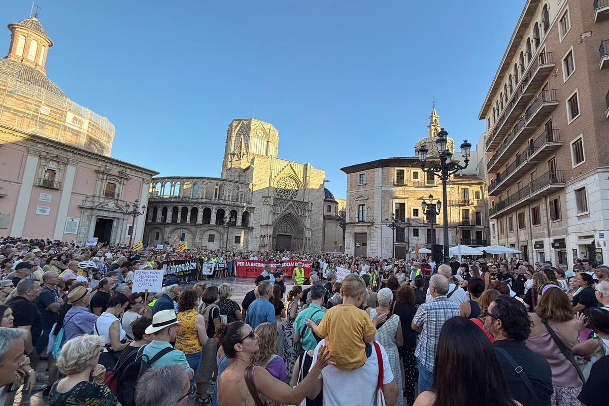 Multitudinaria concentración por las víctimas de la dana en València 22 meses después de la tragedia Multitudinaria concentración por las víctimas de la dana en València 22 meses después de la tragedia