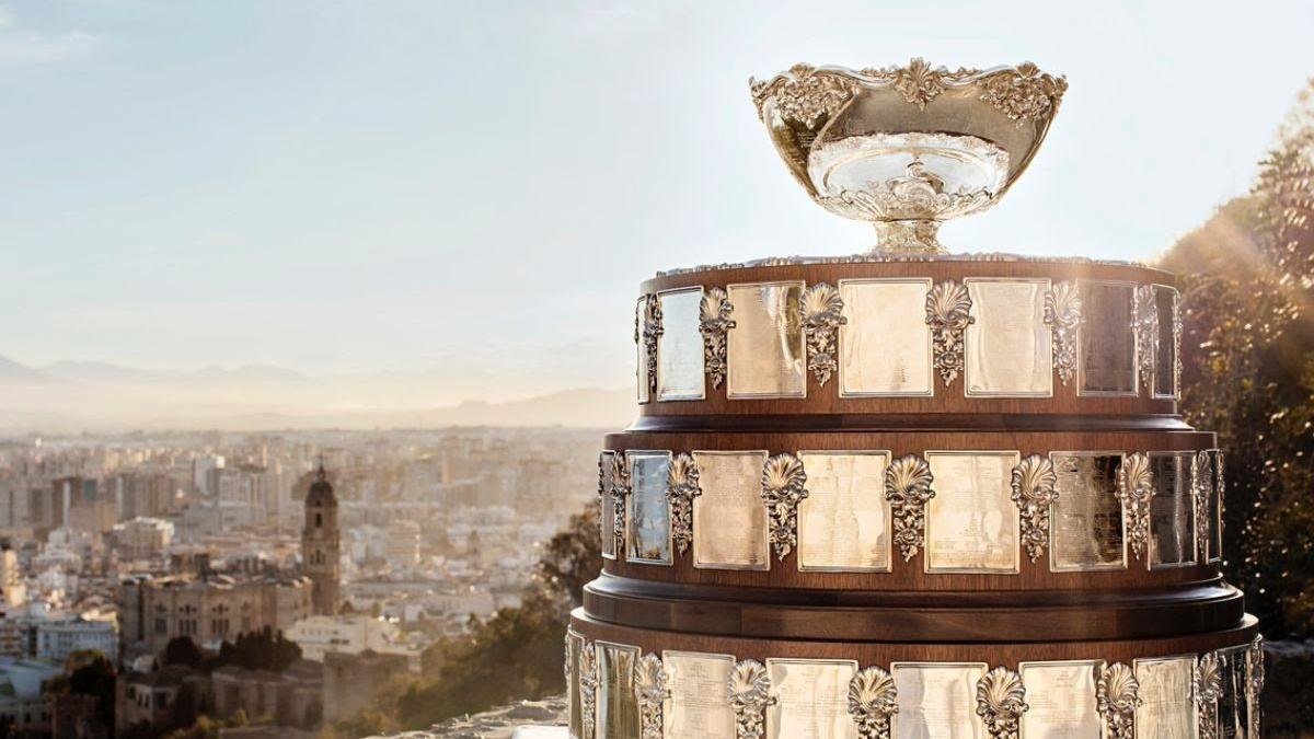 El trofeo de la Ensaladera de la Copa Davis con una vista panorámica de Málaga.