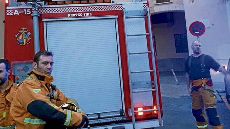 Bomberos de Palma, ayer tarde frente al Hospital General.