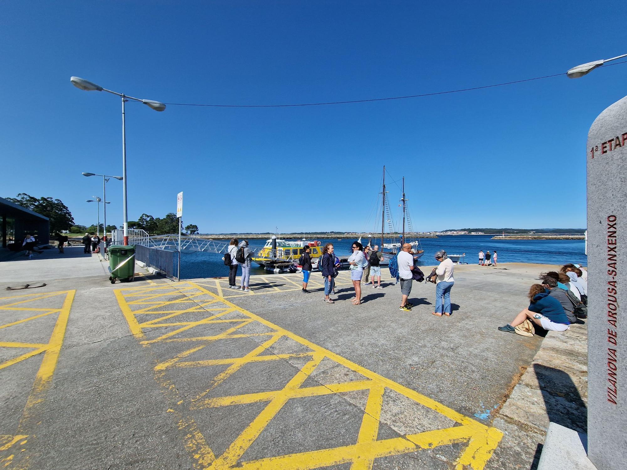 Peregrinos extranjeros que embarcaron en Vilanova para hacer la Ruta Xacobea hacia Pontecesures.