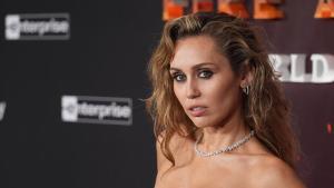 Miley Cyrus, a cast member in Avatar: Fire and Ash, arrives at the premiere of the film on Monday, Dec. 1, 2025, at Dolby Theatre in Los Angeles. (AP Photo/Chris Pizzello) Associated Press 7 LaPresse Only italy and spain. EDITORIAL USE ONLY / ONLY ITALY AND SPAIN