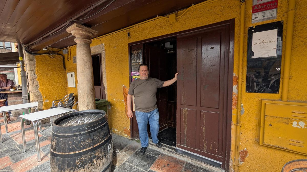 José Antonio Loya, en la puerta de su local