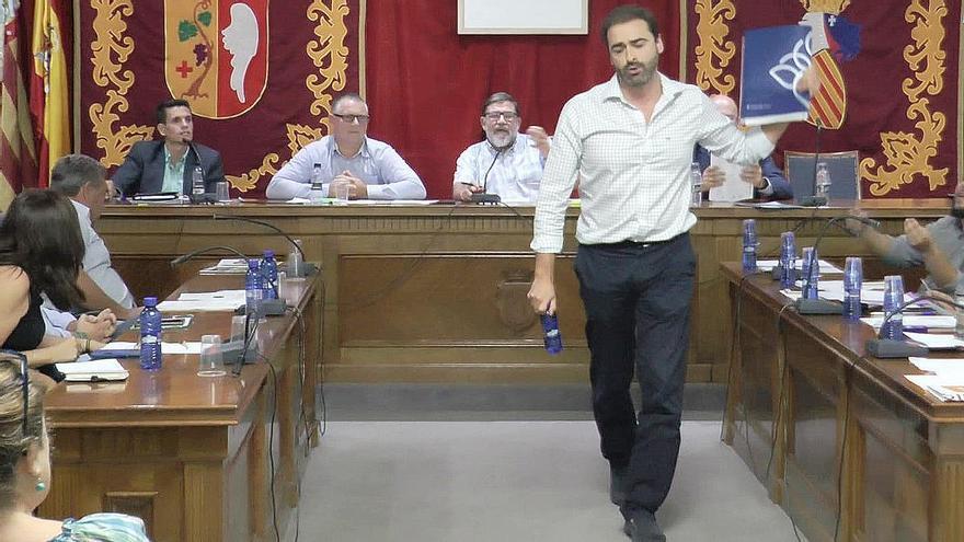 El exalcalde de Vinaròs se excedió al expulsar a un concejal del PP en un pleno del 2018