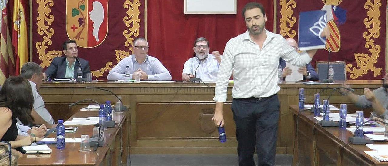 Momento en el que el entonces alcalde, Enric Pla, expulsó del pleno al concejal del PP Juan Amat, en septiembre del 2018.