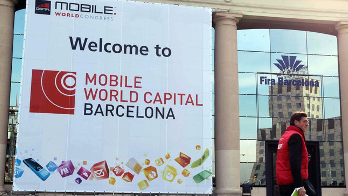 Un cartel anunciador del congreso a las puertas de la feria del Mobile World Congress.