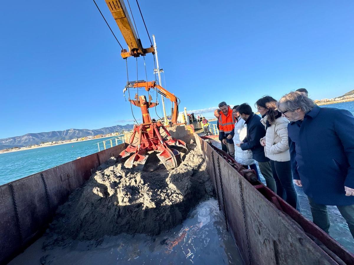 Martínez Mus y otras autoridades en el puerto de Cullera.