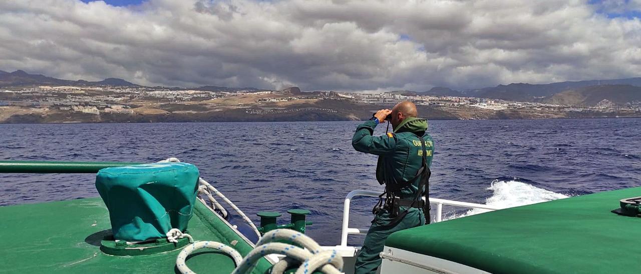 La búsqueda en el mar por parte de la Guardia Civil continuó durante la jornada de ayer. |