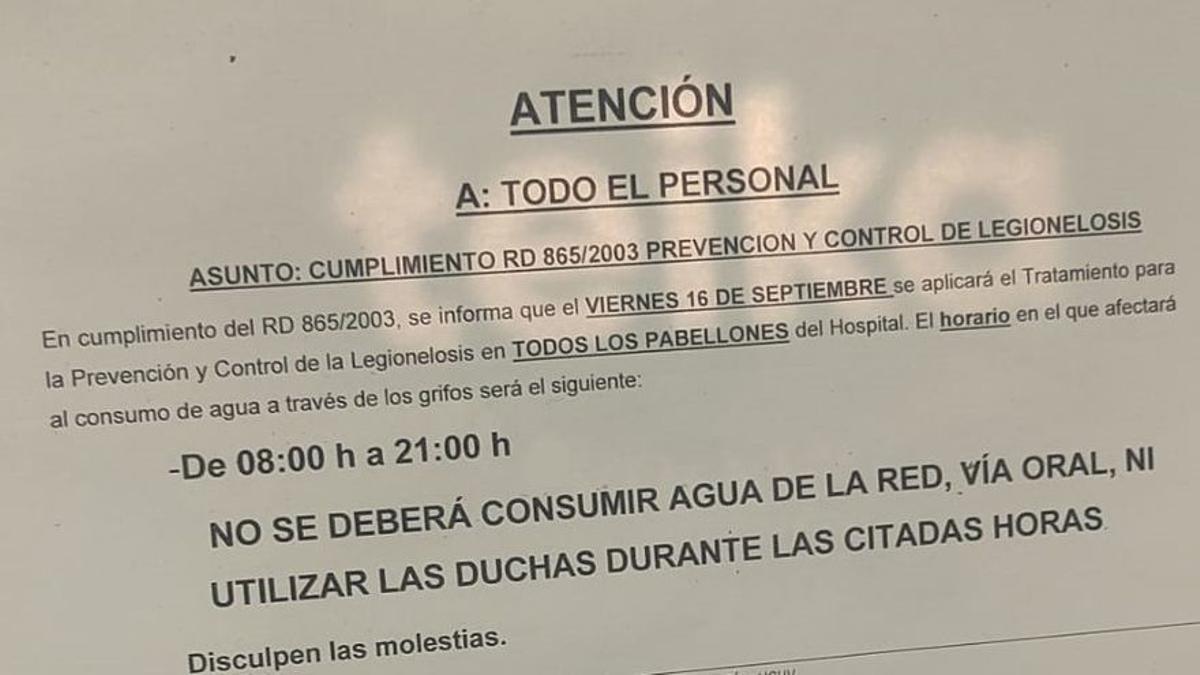 El centro colgó carteles hasta en las máquinas de café para informar del cierre de grifos.