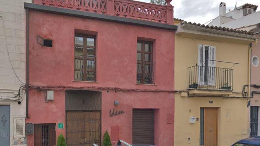 Establecimiento del número 15 de la calle Sant Magí de Palma, donde ha muerto estrangulado un ladrón.