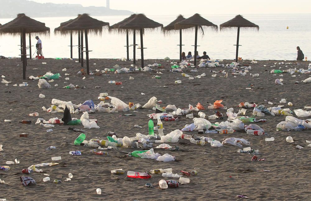 Así amanecen las playas malagueñas después de la noche de San Juan