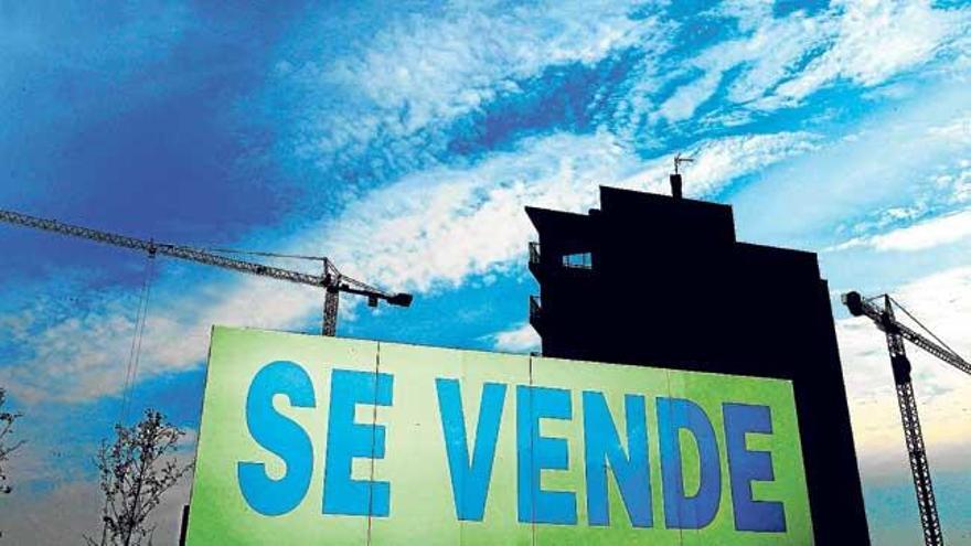 El mercado inmobiliario español sigue estancado, pero el de Balears se recupera.