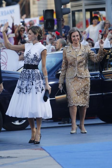 Desfile de los Reyes, personalidades y premiados en la alfombra azul