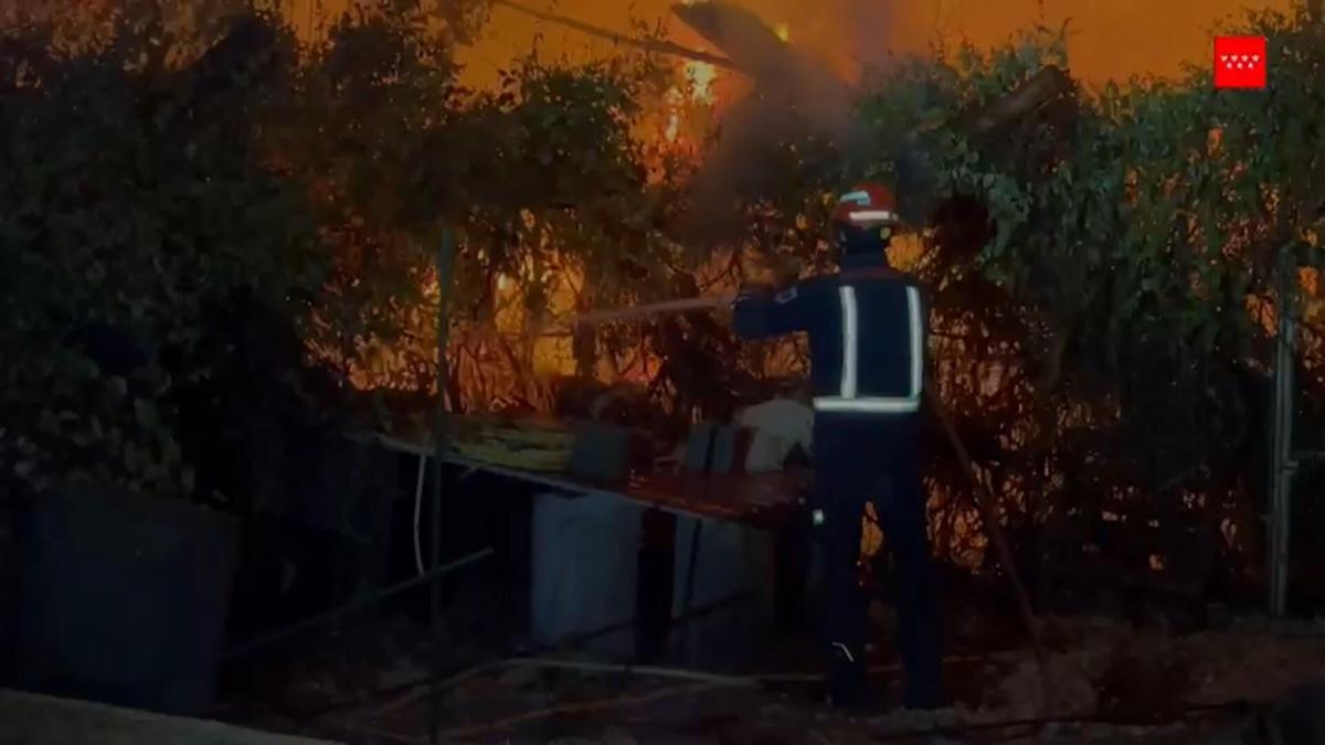 Los incendios de Villa del Prado y San Martín de Valdeiglesias, en la Comunidad de Madrid, siguen fuera de control, aunque se ha limitado su avance durante las últimas horas, según fuentes de la delegación del Gobierno central en la comunidad. Aunque la evolución de los incendios durante la noche no ha sido desfavorable, continúan confinados los municipios de Pelayos de la Presa, Navas del Rey, Villa del Prado y San Martín de Valdeiglesias, y se han desalojado el casco urbano de Aldea del Fresno y algunas urbanizaciones de la comarca. Los tres incendios activos en la Comunidad de Madrid, los de Villa del Prado y San Martín de Valdeiglesias, y el iniciado en Almorox (Toledo) ha provocado el corte de la carretera M507, entre los kilómetros 28 y 36. Además, se ha restringido el tráfico en la M501, entre los kilómetros 42 y 59. EFE/Emergencias 112 *****SOLO USO EDITORIAL/SOLO DISPONIBLE PARA ILUSTRAR LA NOTICIA QUE ACOMPAÑA (CRÉDITO OBLIGATORIO) *****. sustituye texto y añade vídeo sin locutar