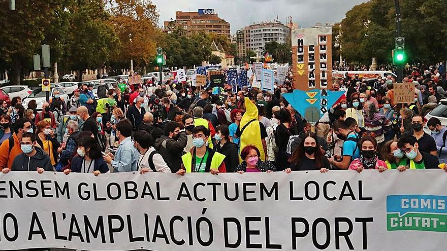 Una de las manifestaciones en contra de la ampliación del puerto que Compromís apoya