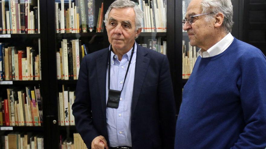 Camnitzer, ayer en la biblioteca del MPM con el director de la pinacoteca,José  Lebrero.