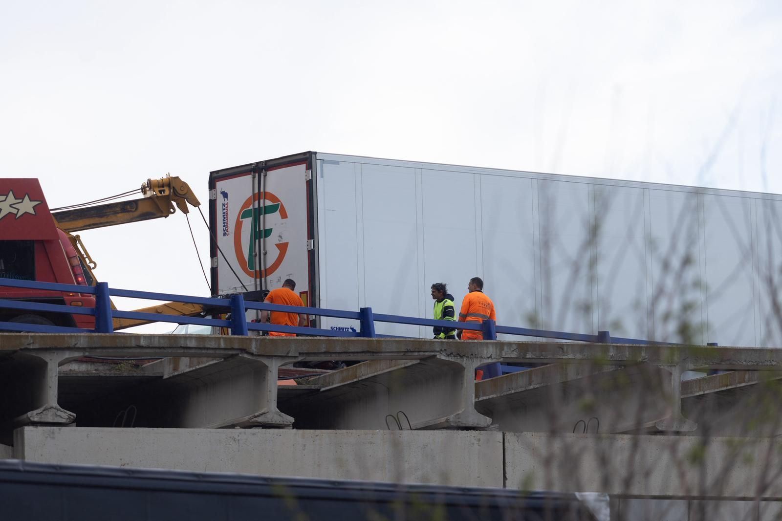 En imágenes | Accidente entre cinco camiones en la A-68 que ha obligado a cortar la autovía